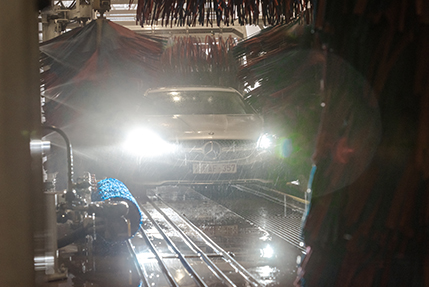 In de wasstraat doorloopt de wagen een aaneenschakeling van behandelingen.