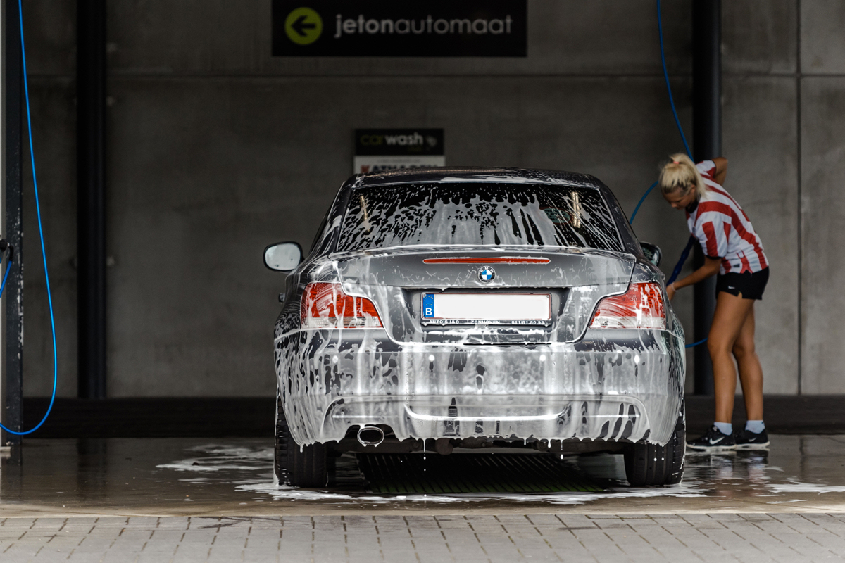 U kunt uw auto zelf wassen in een van onze wasboxen.